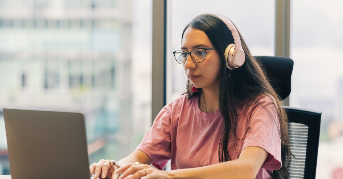 Agency vs. In-House Digital Marketing Jobs for Freshers: Learning Curves, Work Culture, and Choosing Your First Role