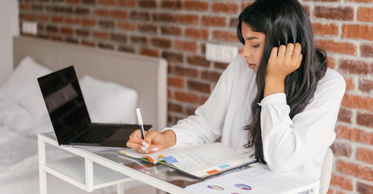 How Long Does It Take to Learn Digital Marketing? Crash Courses vs. Comprehensive Programs for Beginners