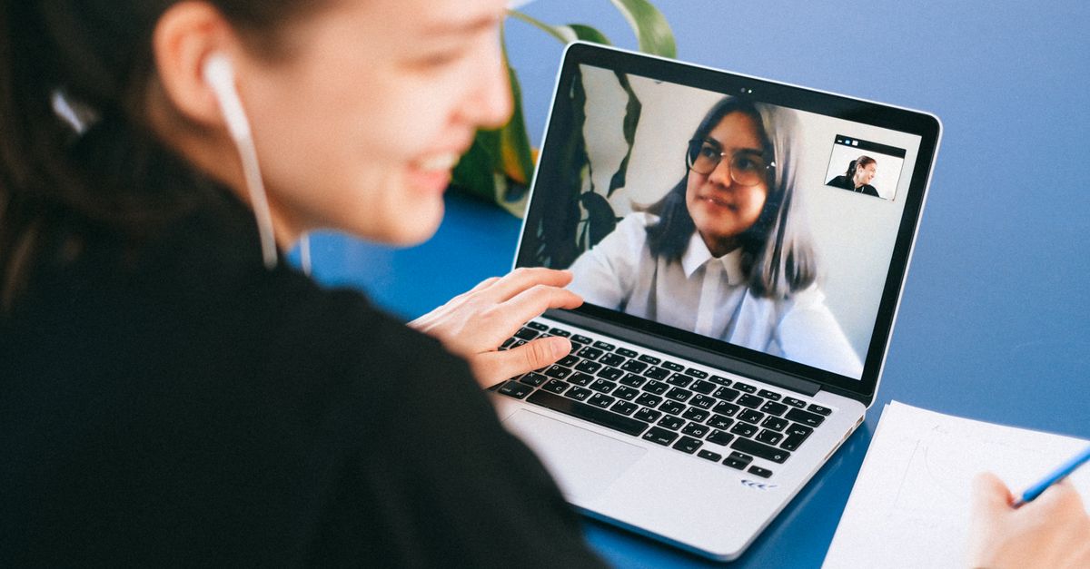 Live Online Digital Marketing Classes vs. Recorded Courses: How Remote Mentorship, Live Ad Labs, and Accountability Differ