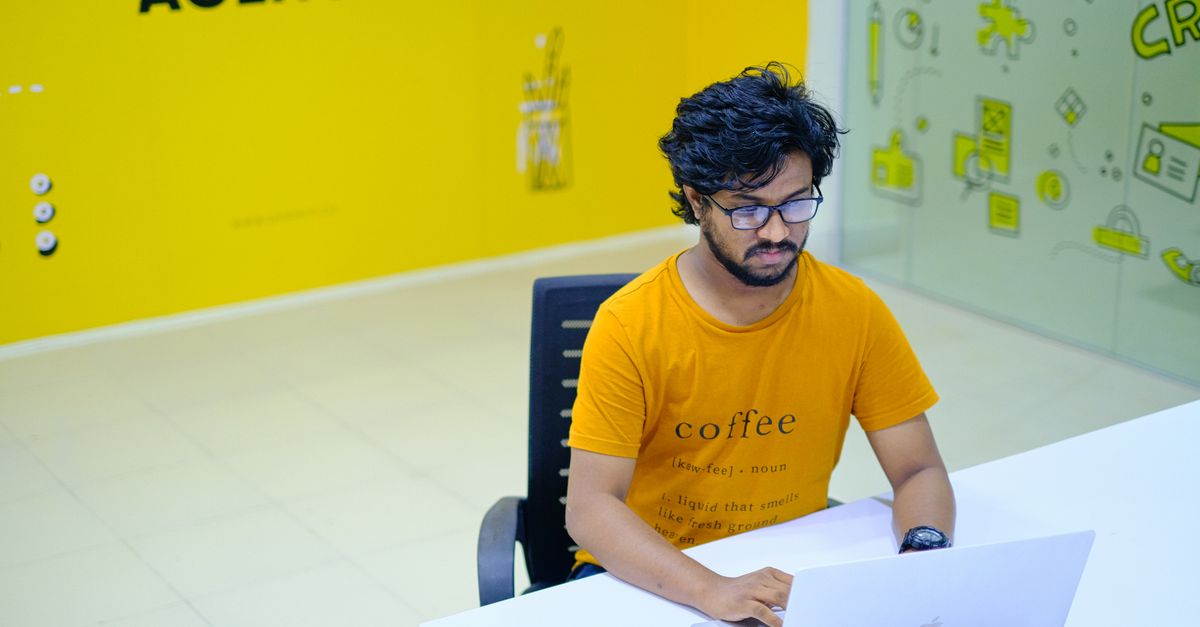 Entry-Level Performance Marketer vs. SEO Executive: Daily Tasks, Tool Stacks, and Hiring Expectations for Freshers