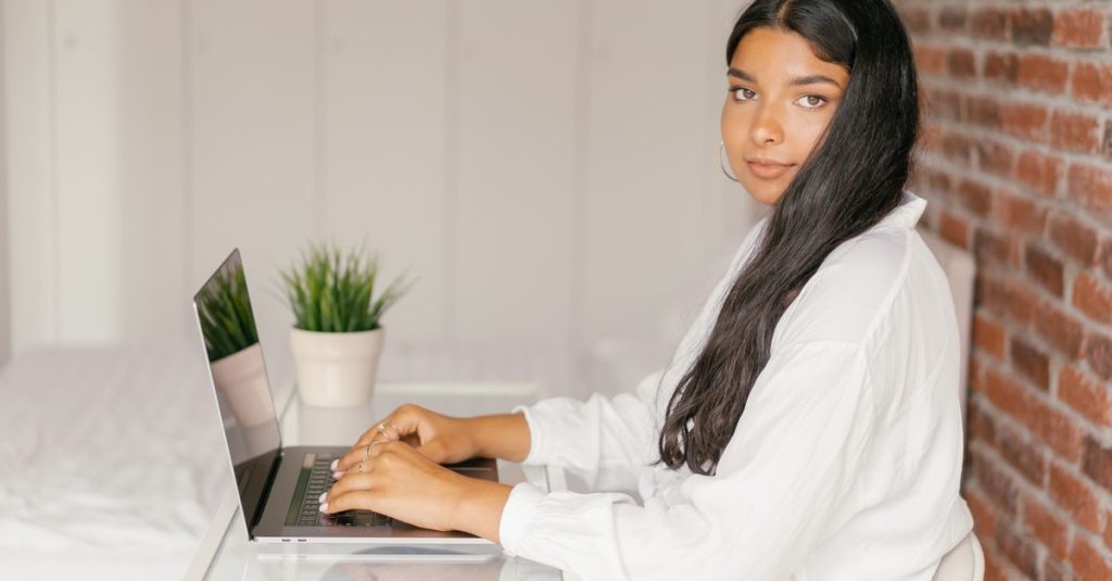 Hardware and Connectivity Requirements for Learning Digital Marketing Online: Laptop Specs, Internet Speed, and Free Student Tools